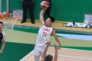 中国人能飞！U18小将张淳智防守反击上演惊天单臂滑翔隔扣！