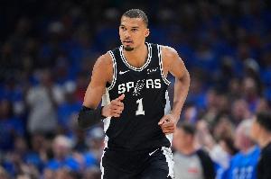 媒体人：一众NBA传奇中锋遭耐克冷遇 文班亚马球鞋待遇领跑前贤