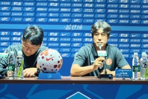 主教练徐正源携邦本宜裕出席辽宁铁人对上海申花的赛前新闻发布会