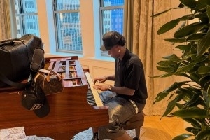 崭新形象！维尼修斯晒度假图集：❤️家人、挚友，还有惬意假期…