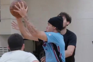 苦练1v3终结！前广东男篮外援奎因休赛期和NBA扣篮王麦克朗合练