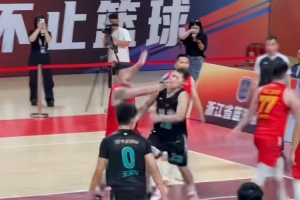 顺带打打球！浙BA比赛诸暨队28号球员遭嵊州队21号连肘带踢