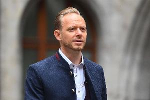 拜仁营销董事：英超俱乐部正积极走向世界，德国俱乐部也必须主动
