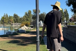 忙里偷闲！杨瀚森社媒晒照 训练之余戴着草帽遛狗