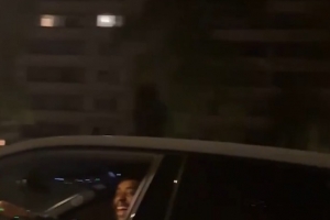 震惊得哇哇大叫！球迷驾车偶遇改装版兰博基尼，司机竟是巴尔科拉
