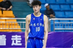 媒体人：吴嘉浩是江苏省篮管中心签约运动员 签约时有特别约定