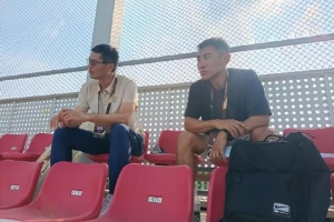 记者：-邵佳一、于汉超观看U17国足vs毕尔巴鄂竞技U17