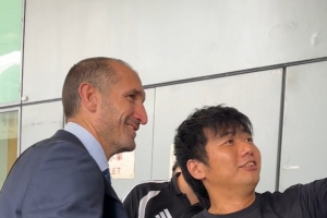 基耶利尼随尤文抵达中国香港，名宿老图拉姆将和部分球员出席活动