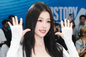 白月光学姐虞书欣为AUBL开球 小白裙+黑长直美翻啦
