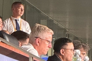 发掘苗子？记者：曼城CEO索里亚诺、总监维亚纳观战新鹏城比赛