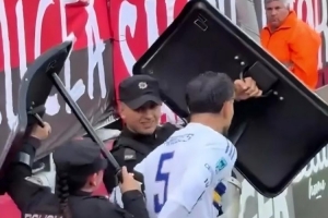 如此待遇！对阵纽维尔老男孩，帕雷德斯主罚角球防暴警察持盾保护