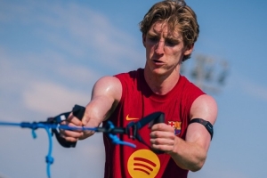 巴萨官推晒戈登首次训练照片：戈登来了！