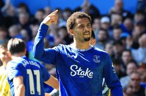 罗马诺：恩迪亚耶已决定不推进与新月的交易，他希望留在英超联赛