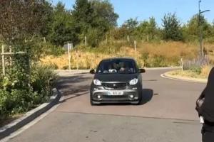 引发热议！太阳报：法比安开Smart抵达训练场，巴黎队友都开豪车