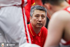解说：带了6个后卫 可见郭导对于球的转移、战术的延续还是有要求