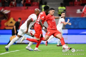上海海港2-1青岛海牛，下一场海港队将客场对阵深圳新鹏城队