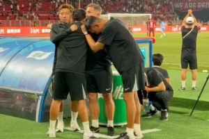 紧张！辽宁铁人官方晒视频：邦本宜裕主罚点球时教练团队不敢看