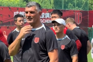 阿洛伊西与球迷交流：赛季目标就是夺冠，我们还在正确的道路上