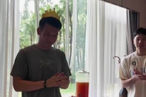 再次祝解指导生日快乐  球员这次好乖 一起庆祝都不敢乱来