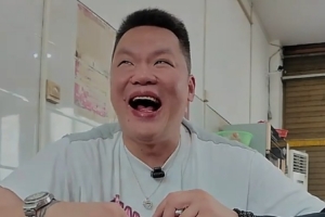 朱芳雨在贵州榕江吃牛瘪火锅：兄弟们这真心不错 好吃到停不下来