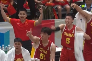 顶住了！赵嘉义反击追身三分球打停黎巴嫩 替补席兴奋庆祝