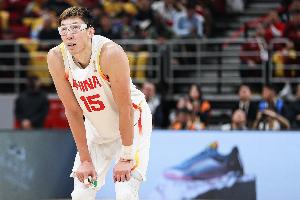 周琦：FIBA比赛基本上5分钟就要内线 比赛强度高&无氧对抗消耗大