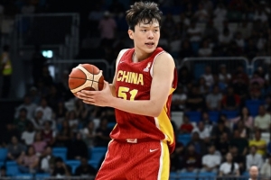 媒体人：杨瀚森关键时刻挺身而出 大心脏表现