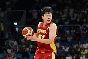 杨瀚森：整场比赛很艰难 我们把自己该做的做好了 很高兴最终赢球