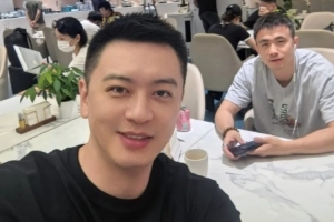 杨鸣晒与赵继伟的合照：机场偶遇中国男篮队长 小伙边线球发不错