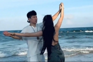 阳光与海滩！陈家政女友晒游玩视频：我们都要越来越好