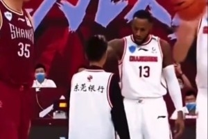 泪目！威姆斯晒与“独臂少年”组队打球视频：希望家城越来越好