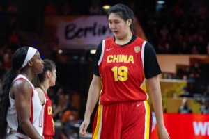 解说：这算是中国女篮的正常水平 张子宇在场上是有一定牵制力的
