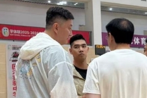 媒体人：广东男篮总教练杜锋现身福州观战初中篮球联赛全国总决赛