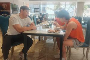 布尼亚明：我父亲状态很好很多人以为是我哥 他提醒我一定要自律