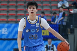 媒体人：张鹏珲今夏进步不小 希望北京在常规赛多给年轻人机会