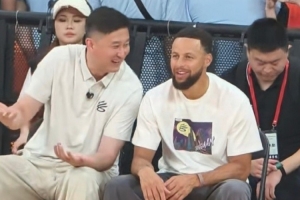 气氛很好！库里粤BA现场迎着杜锋投进标志三分 两人场下有说有笑