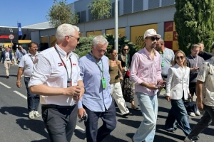记者：穆里尼奥现身F1西班牙大奖赛，此前曾放话本轮没赢就不会来