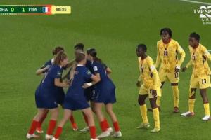 奇葩战术成真U20女足世界杯法国队角球集体转圈圈，成功破门