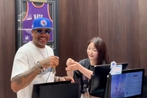 艾弗森化身一日店长！为购买NBA联名服饰球迷打包&签名