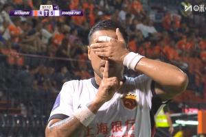 莱昂纳多最后时刻再进一球，随后做出捂住眼睛、比出嘘声的庆祝