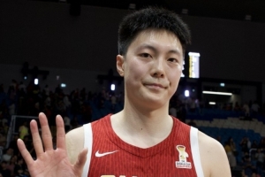 有点尴尬了！胡明轩担任将开幕式旗手 此役男篮惨败对手无缘决赛