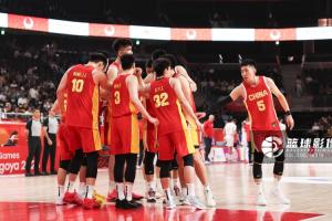 要振作！亚运会半决赛：中国男篮进攻断电 半场30-49落后日本男篮
