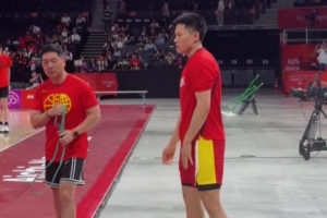 记者：赵嘉义&李弘权出场热身 将出战中国男篮与日本男篮的比赛