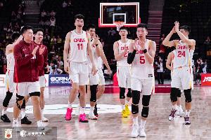 再补一刀！比赛最终比分为中国男篮77-97日本 中国男篮被扣一分