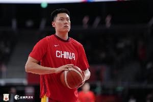 是个爷们！李弘权末节连中三分独砍11分 全场8中3拿12分4板