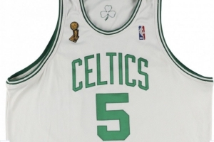 这价格贵吗？加内特2008年总决赛G6夺冠战球衣以70.15万美元成交