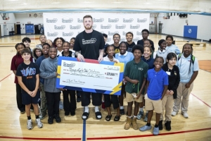 美记：哈滕探访俄城当地青少年俱乐部 其个人基金会捐赠1.7万美元