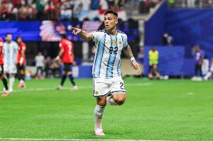 记者：斯卡洛尼在训练中排出了阿尔瓦雷斯、劳塔罗双前锋组合