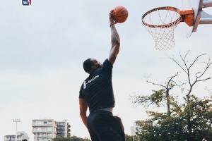 霍华德现身日本参加NBA公益活动 与小球迷亲切击掌互动