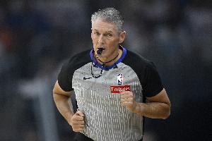 NBA官方：新赛季将严抓进攻球员非持球手过度推人&非法掩护等动作